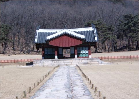 단정하면서도 깊은 품위가 배어나오는 덕종과 인수대비의 경릉 정자각이야말로 조선왕릉의 본래 정자각 모습이다. 